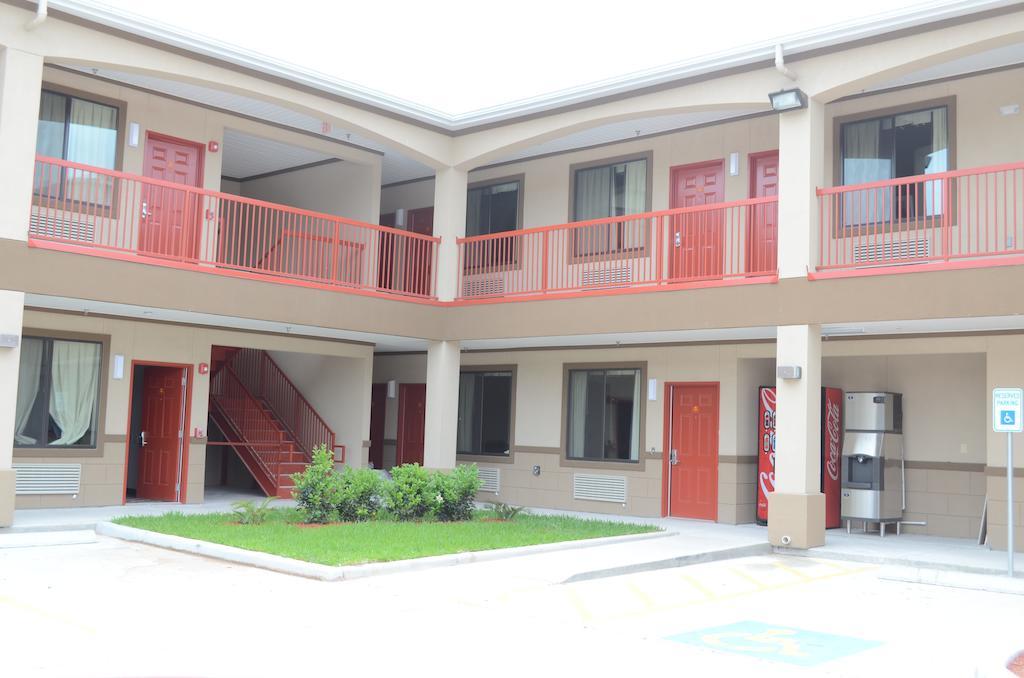 Palace Inn Sam Houston Race Park Bagian luar foto